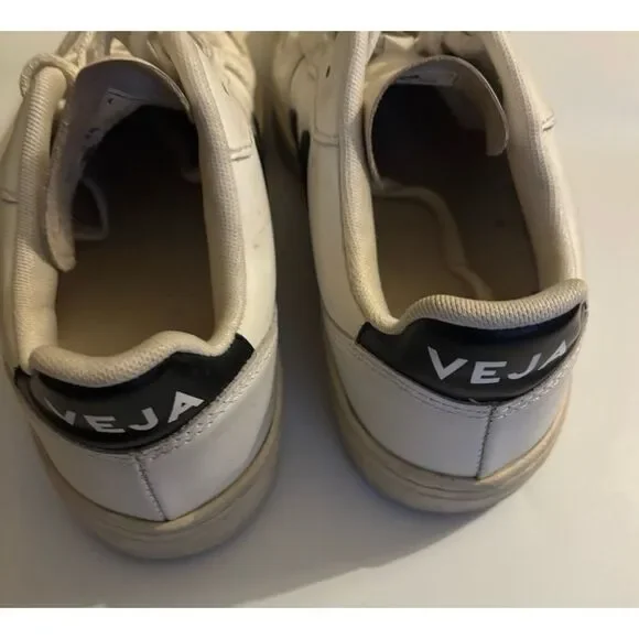 Veja V-10 Sneakers in Extra White / Black Size 8 - Picture 9 of 11